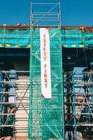 een gebouw in aanbouw met safety first banner foto