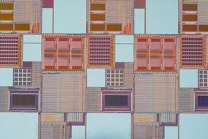 siliciumwafeltje voor het vervaardigen van halfgeleiders van geïntegreerde schakelingen, close-up. foto