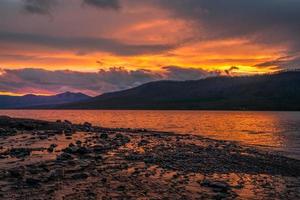 zonsondergang aan het meer van mcdonald in montana foto