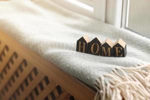 stilleven home decor in een gezellig huis met houten letters met de inscriptie home. het concept van inrichting en comfort. selectieve focus foto