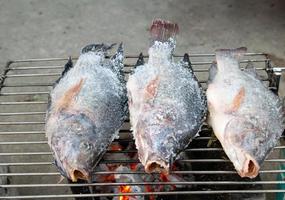 vis grillen op het fornuis foto