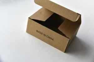 kartonnen doos met het opschrift made in china foto