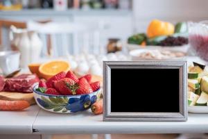 lege fotolijst met fruit, groente en vlees voor de lunch foto