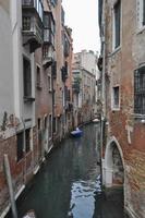 uitzicht op de gracht in Venetië foto