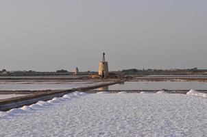 zoute zoutvlakten in marsala foto