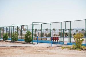 Tennisbaan op zand van Egypte op zonnige dag foto