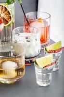 alcoholische cocktails en drankjes compilatie uit studio. foto