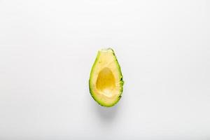 minimaal zicht op een halve avocado. foto