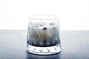 close-up detailweergave van witte Russische alcoholische cocktail met kopie ruimte. foto