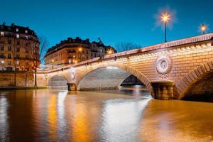 schemeringscène van de rivier de Seine van Parijs met fantastische kleuren tijdens zonsondergang. foto