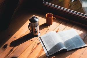 leeshoekconcept gezellige compositie van koffie en een boek in bungalowhuis. foto