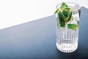 close-up detailweergave van een glas mojito in studio foto