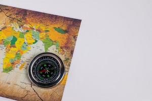 kompas met vakantiereizen avontuurlijke reiskaart het vertelt de richting noord, zuid, oost, west. foto