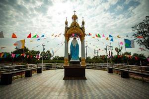 de onbevlekte ontvangenis staat voor de kathedraal van de onbevlekte ontvangenis op het platteland. nakhon nayok provincie, thailand foto