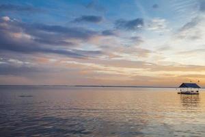 zonsondergang kleurrijke lucht en bewolking foto