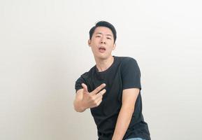 jonge Aziatische man met grappig en gek gezicht foto