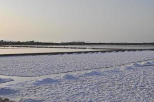 zoute zoutvlakten in marsala foto