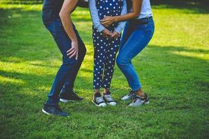 het gezin heeft drie ouders die elkaar omhelzen. foto