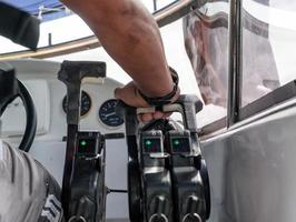 kapitein controle handgas op speedboot foto