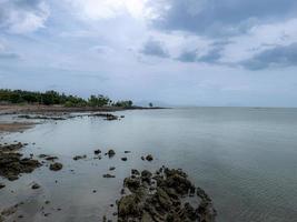 een panoramisch uitzicht op de zee, de bomen en de lucht in het zuiden van thailand. foto