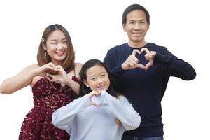 Aziatische familie vrouw en een man met kleine junior vrouw glimlachend en plezier geïsoleerd op witte achtergrond foto