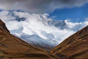 dikke mist op de bergpasgoulet. georgia, svaneti. Europa. foto