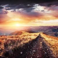 de winterweg. dramatische scène. fantastische zonsondergang foto