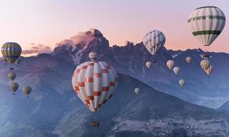 kleurrijke heteluchtballonnen die over de berg vliegen foto