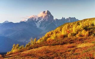 dikke mist op de goulet van de bergpas. herfst landschap. Georgië foto