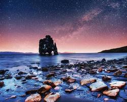 hvitserkur 15 m hoogte. fantastische sterrenhemel foto