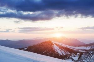 kleurrijke de lentezonsondergang over de bergketens in national foto