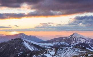 kleurrijke de lentezonsondergang over de bergketens in national foto