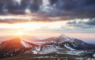 kleurrijke de lentezonsondergang over de bergketens in national foto