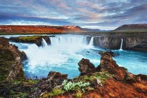 godafoss waterval bij zonsondergang. fantastisch landschap. mooi zaad foto