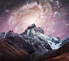 fantastische sterrenhemel. besneeuwde toppen. belangrijkste kaukasische bergkam. C foto
