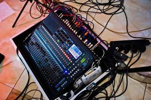 digitaal mengpaneel. sound mixer bedieningspaneel, close-up van audio faders. foto