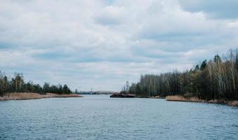 verlaten veerboot op pripyat rivier in tsjernobyl, oekraïne. foto