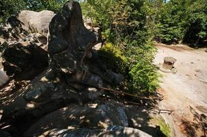 dovbush-rotsen, een groep natuurlijke en door de mens gemaakte structuren uitgehouwen in de rotsen in het westen van Oekraïne foto