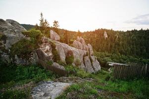 tustan fort ruïnes van rotsen in de karpaten oekraïne foto