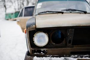 koplampen van oude Sovjet-auto op sneeuwweer. foto