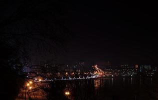 panorama van nacht stadslichten en reflecties op het meer in ternopil, oekraïne, europa. foto