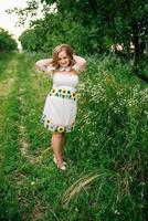 jong meisje op Oekraïense nationale klederdracht poseerde in de lentetuin. foto