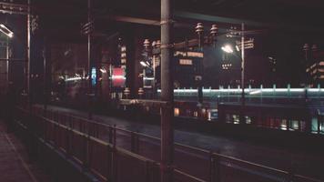 nachtscène van de stad Japan met neonlichten foto