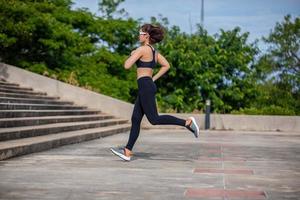 aziatische vrouwen rennen en joggen buiten op stadsrun foto