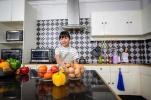 gelukkige familie en hun dochtertje koken samen in de keuken foto