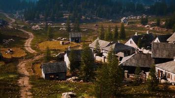 beroemd bergdorp gelegen naast de berg van de Oostenrijkse Alpen foto