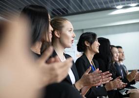 zakenmensen executives applaudisseren in zakelijke bijeenkomst foto