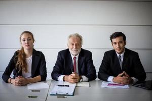 zakenlieden en zakenvrouwen die documenten bespreken voor het concept van het sollicitatiegesprek foto