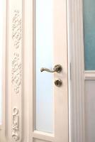 deuren knop witte vintage deur. interieur detail, veiligheid, entree concept. foto