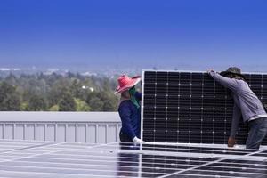 arbeiders en installatie van zonnepanelen. foto